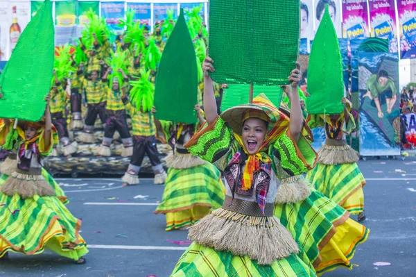 Manila, Filipinler - 27 Nisan: Aliwan fiesta üzerinde 27 Nisan 2018 Manila Filipinler katılımcılar. Aliwan Fiesta farklı kültürel festivaller Filipinler toplar yıllık bir olaydır