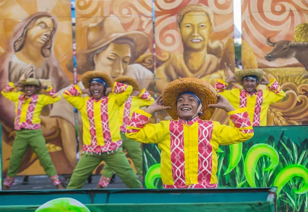 Manila, Filipinler - 27 Nisan: Aliwan fiesta üzerinde 27 Nisan 2018 Manila Filipinler katılımcılar. Aliwan Fiesta farklı kültürel festivaller Filipinler toplar yıllık bir olaydır