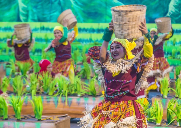 Manila, Filipinler - 27 Nisan: Aliwan fiesta üzerinde 27 Nisan 2018 Manila Filipinler katılımcılar. Aliwan Fiesta farklı kültürel festivaller Filipinler toplar yıllık bir olaydır