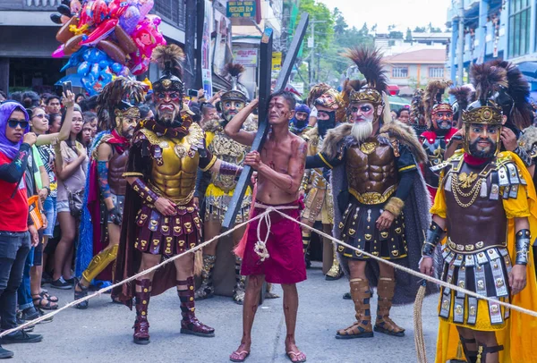 Boac, Filipinler - 30 Mart: Katılımcılar Boac Marinduque Moriones Festivali Türkiye ada. Anualy kutsal hafta düzenlenen Moriones Festivali 