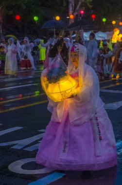 Seul - 10 Mayıs: Seul, Kore üzerinde 10 Mayıs 2018 bir geçit töreni sırasında Lotus Lantern Festivali katılımcılar. Festival Buda'nın Doğum kutlamasıdır