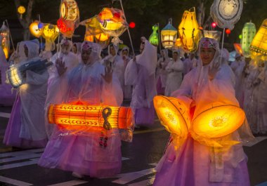 Seul - 10 Mayıs: Seul, Kore üzerinde 10 Mayıs 2018 bir geçit töreni sırasında Lotus Lantern Festivali katılımcılar. Festival Buda'nın Doğum kutlamasıdır