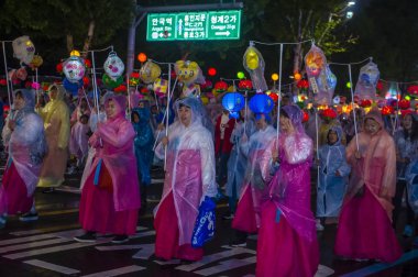 Seul - 10 Mayıs: Seul, Kore üzerinde 10 Mayıs 2018 bir geçit töreni sırasında Lotus Lantern Festivali katılımcılar. Festival Buda'nın Doğum kutlamasıdır
