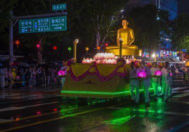 Seul - 10 Mayıs: Seul, Kore üzerinde 10 Mayıs 2018 bir geçit töreni sırasında Lotus Lantern Festivali katılımcılar. Festival Buda'nın Doğum kutlamasıdır