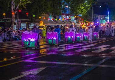 Seul - 10 Mayıs: Seul, Kore üzerinde 10 Mayıs 2018 bir geçit töreni sırasında Lotus Lantern Festivali katılımcılar. Festival Buda'nın Doğum kutlamasıdır