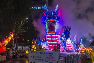 Seul - 10 Mayıs: Seul, Kore üzerinde 10 Mayıs 2018 bir geçit töreni sırasında Lotus Lantern Festivali katılımcılar. Festival Buda'nın Doğum kutlamasıdır