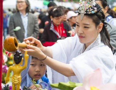 Seoul - 11 Mayıs: Banyo, Buda töreni sırasında Lotus Lantern Festivali Seul, Kore üzerinde 11 Mayıs 2018 festivalin bir Buda'nın Doğum kutlamasıdır