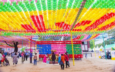 Seoul - 11 Mayıs: 11 Mayıs 2018 tarihinde Seoul Korea içinde Lotus fener Festival renkli fener dekorasyon Jogyesa Tapınağı'nda. Festival Buda'nın Doğum kutlamasıdır