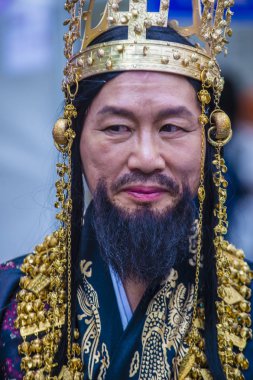 Seoul - 11 Mayıs: Adam 11 Mayıs 2018 Seul, Kore Lotus fener Festival sırasında Jogyesa Tapınağı'nda geleneksel kostüm festivalin bir Buda'nın Doğum kutlamasıdır