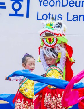 Seoul - 10 Mayıs: Katılımcılar bir kültür performans Lotus Lantern Festivali Seul, Kore üzerinde 10 Mayıs 2018 sırasında festivalin bir Buda'nın Doğum kutlamasıdır