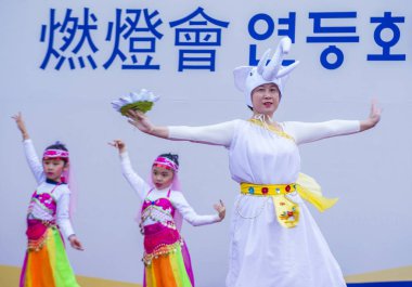 Seoul - 10 Mayıs: Katılımcılar bir kültür performans Lotus Lantern Festivali Seul, Kore üzerinde 10 Mayıs 2018 sırasında festivalin bir Buda'nın Doğum kutlamasıdır