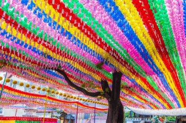 Seoul - 11 Mayıs: 11 Mayıs 2018 tarihinde Seoul Korea içinde Lotus fener Festival renkli fener dekorasyon Jogyesa Tapınağı'nda. Festival Buda'nın Doğum kutlamasıdır