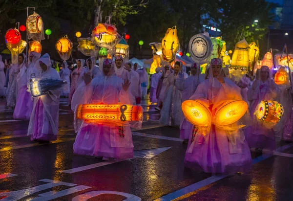 Seul - 10 Mayıs: Seul, Kore üzerinde 10 Mayıs 2018 bir geçit töreni sırasında Lotus Lantern Festivali katılımcılar. Festival Buda'nın Doğum kutlamasıdır