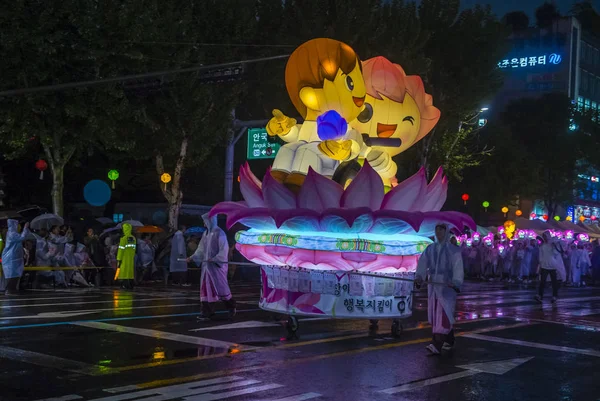 Seul - 10 Mayıs: Seul, Kore üzerinde 10 Mayıs 2018 bir geçit töreni sırasında Lotus Lantern Festivali katılımcılar. Festival Buda'nın Doğum kutlamasıdır