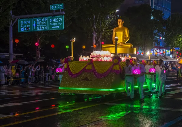Seul - 10 Mayıs: Seul, Kore üzerinde 10 Mayıs 2018 bir geçit töreni sırasında Lotus Lantern Festivali katılımcılar. Festival Buda'nın Doğum kutlamasıdır