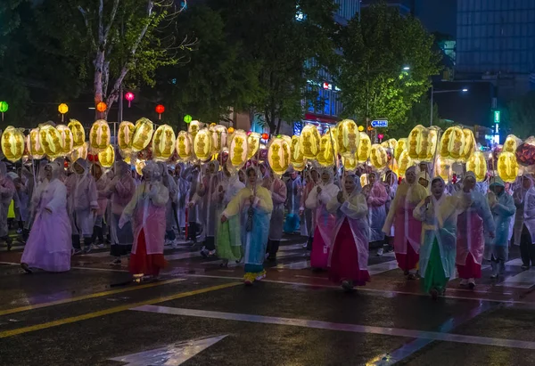 Seul - 10 Mayıs: Seul, Kore üzerinde 10 Mayıs 2018 bir geçit töreni sırasında Lotus Lantern Festivali katılımcılar. Festival Buda'nın Doğum kutlamasıdır