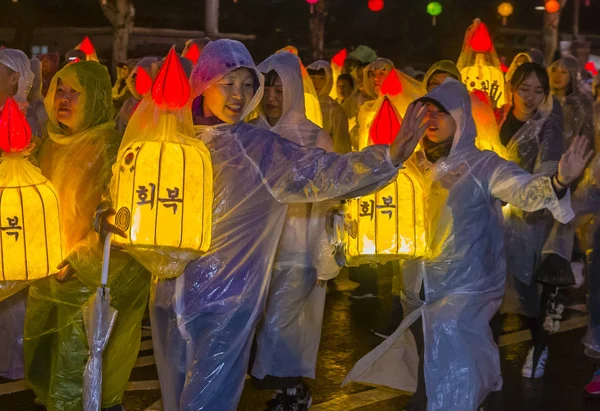 Seul - 10 Mayıs: Seul, Kore üzerinde 10 Mayıs 2018 bir geçit töreni sırasında Lotus Lantern Festivali katılımcılar. Festival Buda'nın Doğum kutlamasıdır