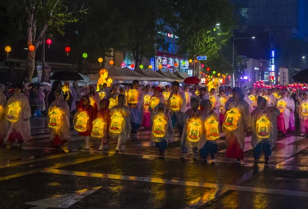 Seul - 10 Mayıs: Seul, Kore üzerinde 10 Mayıs 2018 bir geçit töreni sırasında Lotus Lantern Festivali katılımcılar. Festival Buda'nın Doğum kutlamasıdır