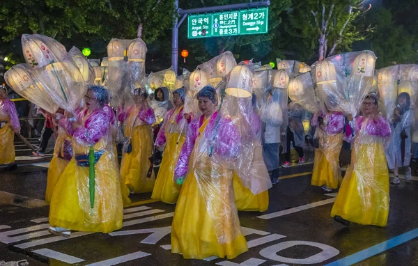 Seul - 10 Mayıs: Seul, Kore üzerinde 10 Mayıs 2018 bir geçit töreni sırasında Lotus Lantern Festivali katılımcılar. Festival Buda'nın Doğum kutlamasıdır