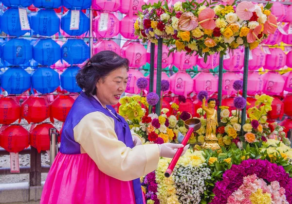 Seoul - 11 Mayıs: Banyo, Buda töreni sırasında Lotus Lantern Festivali Seul, Kore üzerinde 11 Mayıs 2018 festivalin bir Buda'nın Doğum kutlamasıdır