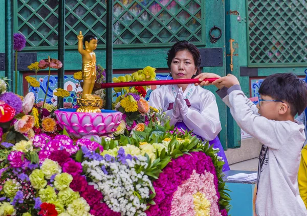 Seoul - 11 Mayıs: Banyo, Buda töreni sırasında Lotus Lantern Festivali Seul, Kore üzerinde 11 Mayıs 2018 festivalin bir Buda'nın Doğum kutlamasıdır