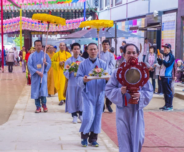 Seoul - 11 Mayıs: Kore halkının tarihinde 11 Mayıs 2018 Seoul Korea içinde Lotus fener Festival sırasında Jogyesa Tapınağı'nda geleneksel kostüm. Festival Buda'nın Doğum kutlamasıdır