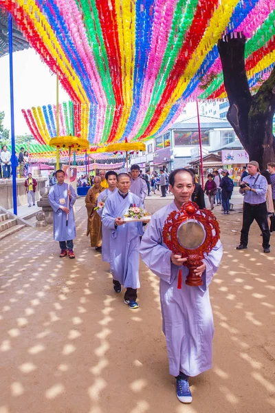 ソウル 2018 日韓国 ソウルでロータス ランタン フェスティバルの期間中の曹渓寺で伝統衣装で朝鮮人 祭りが釈迦の誕生のお祝い — ストック写真