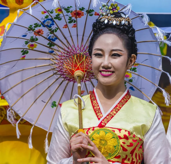5月11日 在首尔的莲花元宵节期间 缅甸传统舞者的肖像 韩国在2018年5月11日节日是佛陀诞生的庆典 — 图库照片