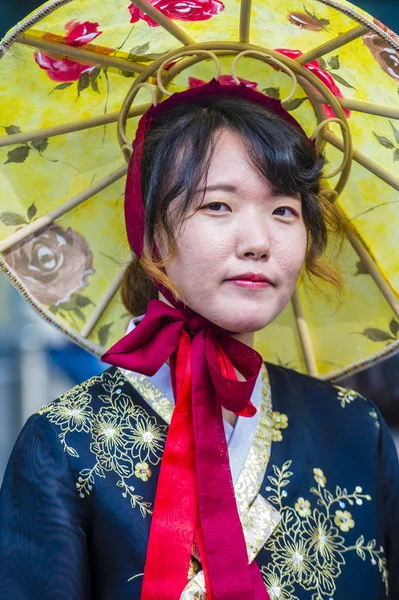 Seoul - 10 Mayıs: Koreli kadın Hanbok elbise içinde Seoul Korea üzerinde 10 Mayıs 2018. Hanbok bir Kore geleneksel giyim canlı renkler ve basit çizgiler ile karakterize olduğunu 