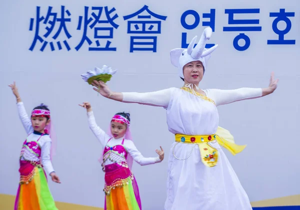 Seoul - 10 Mayıs: Katılımcılar bir kültür performans Lotus Lantern Festivali Seul, Kore üzerinde 10 Mayıs 2018 sırasında festivalin bir Buda'nın Doğum kutlamasıdır