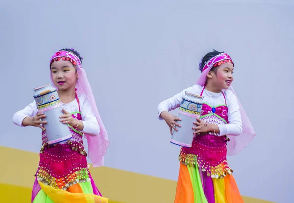 Seoul - 10 Mayıs: Katılımcılar bir kültür performans Lotus Lantern Festivali Seul, Kore üzerinde 10 Mayıs 2018 sırasında festivalin bir Buda'nın Doğum kutlamasıdır