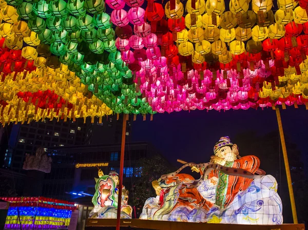 Seoul - 11 Mayıs: 11 Mayıs 2018 tarihinde Seoul Korea içinde Lotus fener Festival renkli fener dekorasyon Jogyesa Tapınağı'nda. Festival Buda'nın Doğum kutlamasıdır