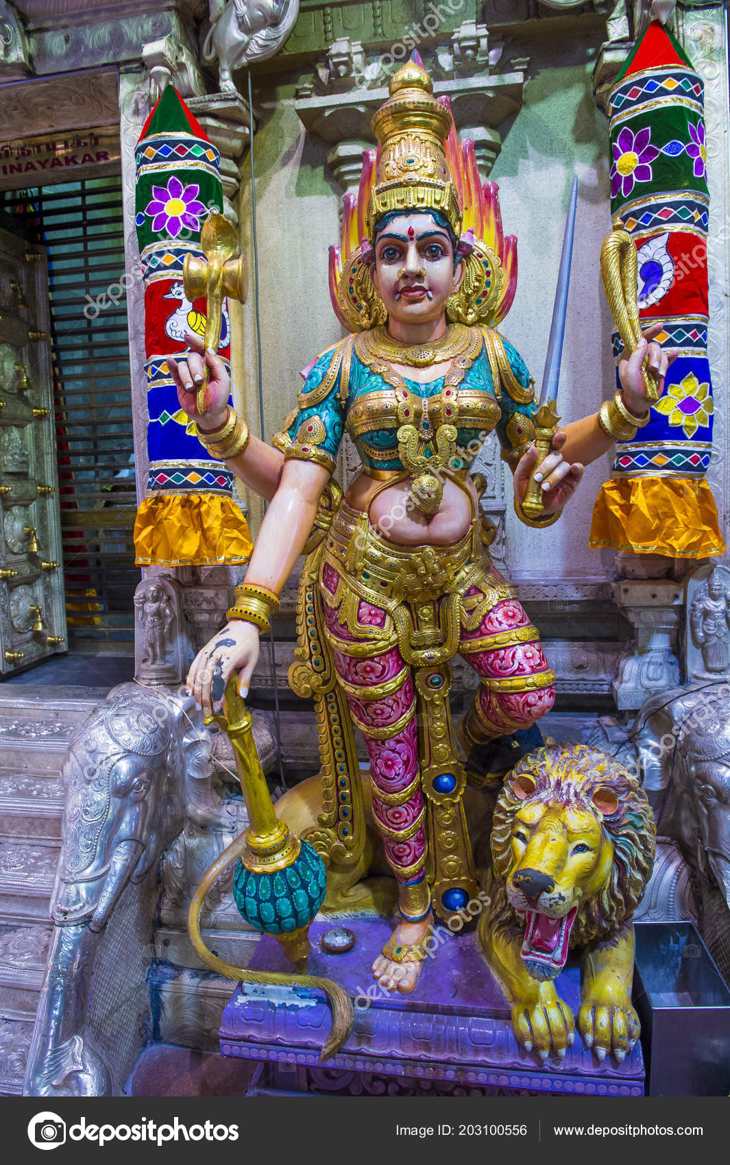 新加坡2月24日小印度斯里兰卡维拉马卡里拉曼寺雕像新加坡在2018年2月24日它是新加坡最古老的寺庙之一—— 库存社论照片© kobbydagan #