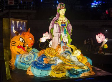 Seoul - 11 Mayıs: 11 Mayıs 2018 tarihinde Seoul Korea içinde Lotus fener Festival renkli fener dekorasyon cheonggyecheon akışı. Festival Buda'nın Doğum kutlamasıdır