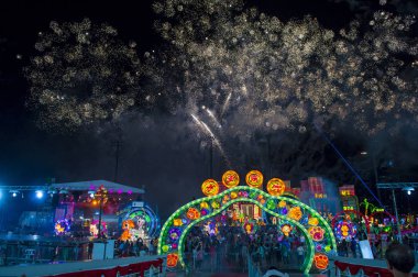Singapur - 21 Şubat: Fireworks fener Februery 21 2018 Singapur Nehri Hongbao şenlikte sırasında. Olay anualy Marina Bay ay yeni yıl hoş geldiniz düzenlenmektedir.