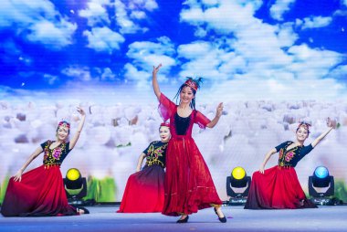 Singapur - 21 Şubat: Dansçılar gerçekleştirmek Çin yeni yıl kutlama nehir Hongbao Singapur Marina Bay Februery 21 2018 tarih itibariyle. 