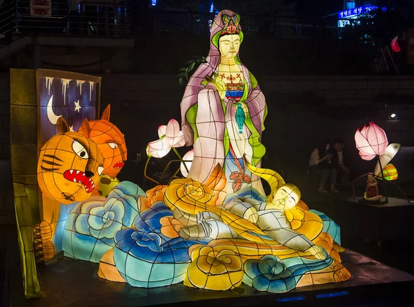 Seoul - 11 Mayıs: 11 Mayıs 2018 tarihinde Seoul Korea içinde Lotus fener Festival renkli fener dekorasyon cheonggyecheon akışı. Festival Buda'nın Doğum kutlamasıdır