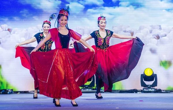 Singapur - 21 Şubat: Dansçılar gerçekleştirmek Çin yeni yıl kutlama nehir Hongbao Singapur Marina Bay Februery 21 2018 tarih itibariyle. 