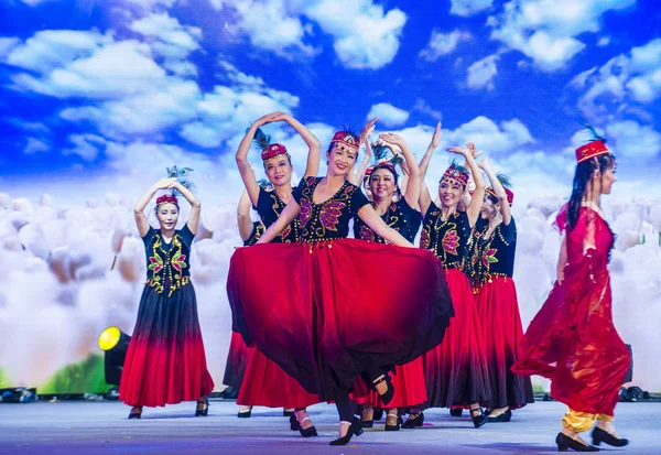 Singapur - 21 Şubat: Dansçılar gerçekleştirmek Çin yeni yıl kutlama nehir Hongbao Singapur Marina Bay Februery 21 2018 tarih itibariyle. 