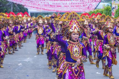 Cebu City, Filipinler - 21 Ocak: Katılımcılar Sinulog Festivali'nde Cebu city, Filipinler üzerinde 21 Ocak 2018. Sinulog Filipinler Santo Nino Katolik kutlamalar merkezidir