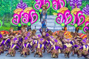 Cebu City, Filipinler - 21 Ocak: Katılımcılar Sinulog Festivali'nde Cebu city, Filipinler üzerinde 21 Ocak 2018. Sinulog Filipinler Santo Nino Katolik kutlamalar merkezidir