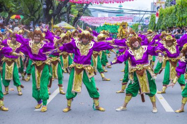 Cebu City, Filipinler - 21 Ocak: Katılımcılar Sinulog Festivali'nde Cebu city, Filipinler üzerinde 21 Ocak 2018. Sinulog Filipinler Santo Nino Katolik kutlamalar merkezidir