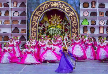Cebu City, Filipinler - 21 Ocak: Katılımcılar Sinulog Festivali'nde Cebu city, Filipinler üzerinde 21 Ocak 2018. Sinulog Filipinler Santo Nino Katolik kutlamalar merkezidir