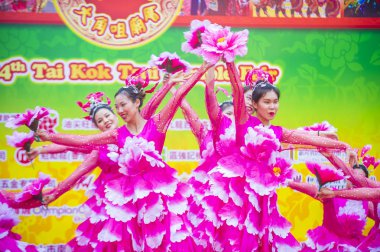 Hong Kong - Mart 04: 14 Tai Kok Tsui tapınağın üzerinde 04 Mart 2018 Hong Kong'da Fuar katılımcıları. Tapınak Fuar her yıl düzenlenen bir Çin kültürel olaydır 