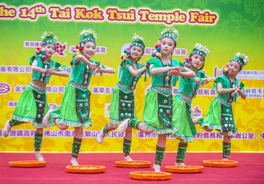 Hong Kong - Mart 04: 14 Tai Kok Tsui tapınağın üzerinde 04 Mart 2018 Hong Kong'da Fuar katılımcıları. Tapınak Fuar her yıl düzenlenen bir Çin kültürel olaydır 