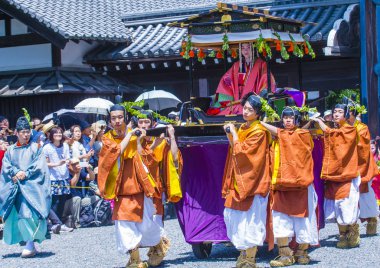 Kyoto - 15 Mayıs: Kyoto, Japonya üzerinde 15 Mayıs 2018 Aoi Matsuri katılımcılar. AOI Mastsuri tarihlerinde Kyoto, Japonya'da üç ana yıllık festivaller biridir