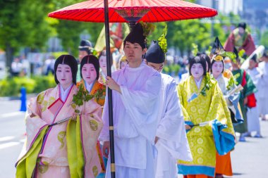 Kyoto - 15 Mayıs: Kyoto, Japonya üzerinde 15 Mayıs 2018 Aoi Matsuri katılımcılar. AOI Mastsuri tarihlerinde Kyoto, Japonya'da üç ana yıllık festivaller biridir