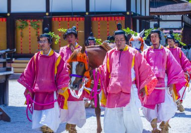 Kyoto - 15 Mayıs: Kyoto, Japonya üzerinde 15 Mayıs 2018 Aoi Matsuri katılımcılar. AOI Mastsuri tarihlerinde Kyoto, Japonya'da üç ana yıllık festivaller biridir