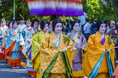 Kyoto - 15 Mayıs: Kyoto, Japonya üzerinde 15 Mayıs 2018 Aoi Matsuri katılımcılar. AOI Mastsuri tarihlerinde Kyoto, Japonya'da üç ana yıllık festivaller biridir