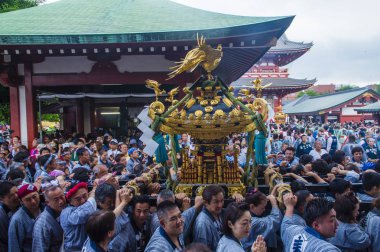 Tokyo - 19 Mayıs: Tokyo, Japonya üzerinde 19 Mayıs 2018 Kanda Matsuri katılımcılar. Kanda Matsuri Tokyo, Japonya'nın üç ana festivaller biridir